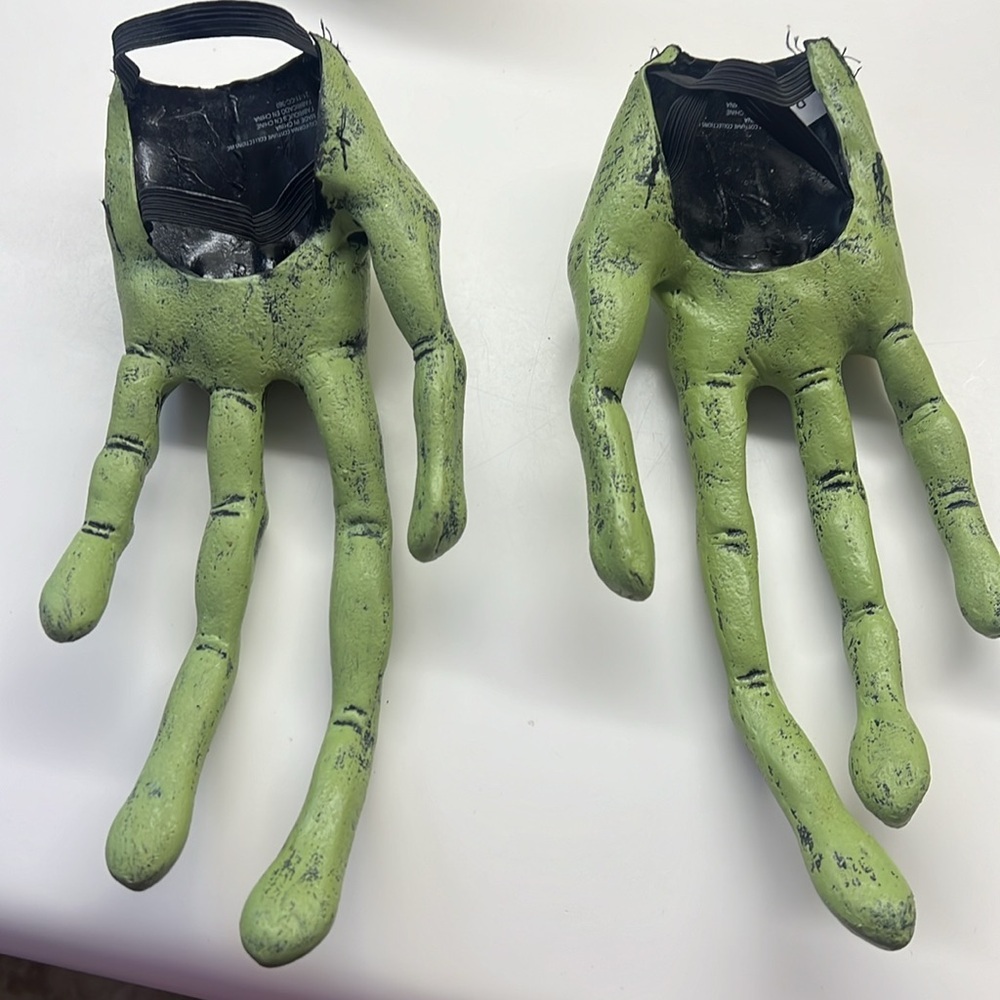 Alien hands - Picture 2 of 2